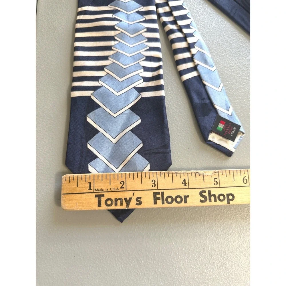 Serica silk necktie